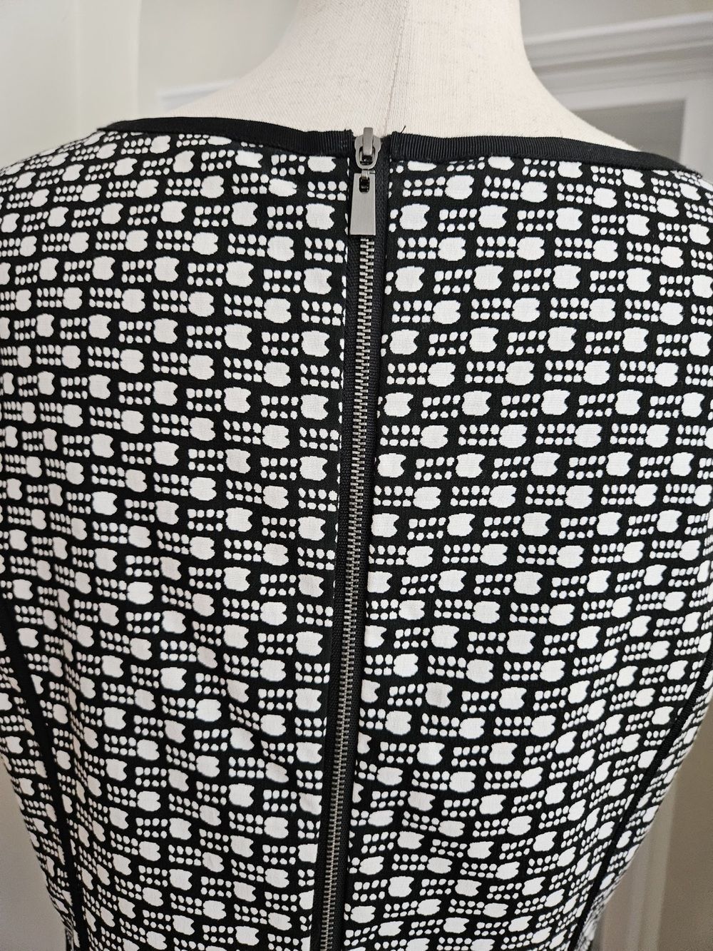 Laundry By Shelli Segal (12) Black and White Patterned Midi Sheath Dress - Picture 5 of 6